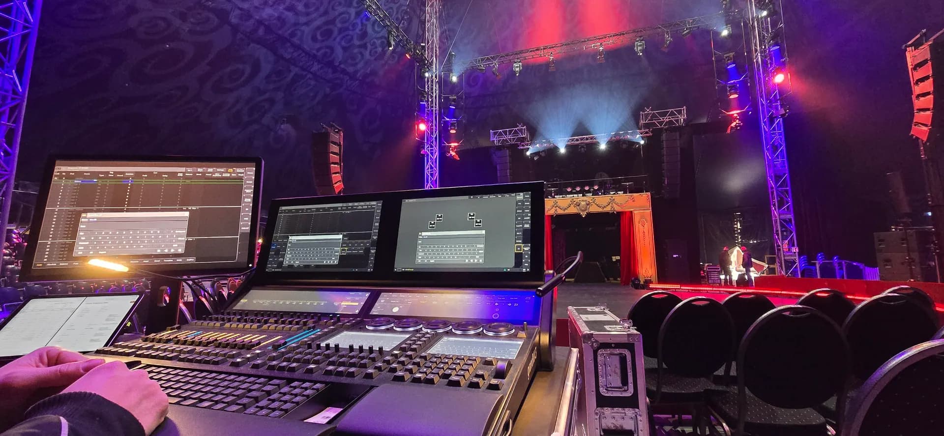 Kevin Wittmann am Lichtpult beim Show-Operating