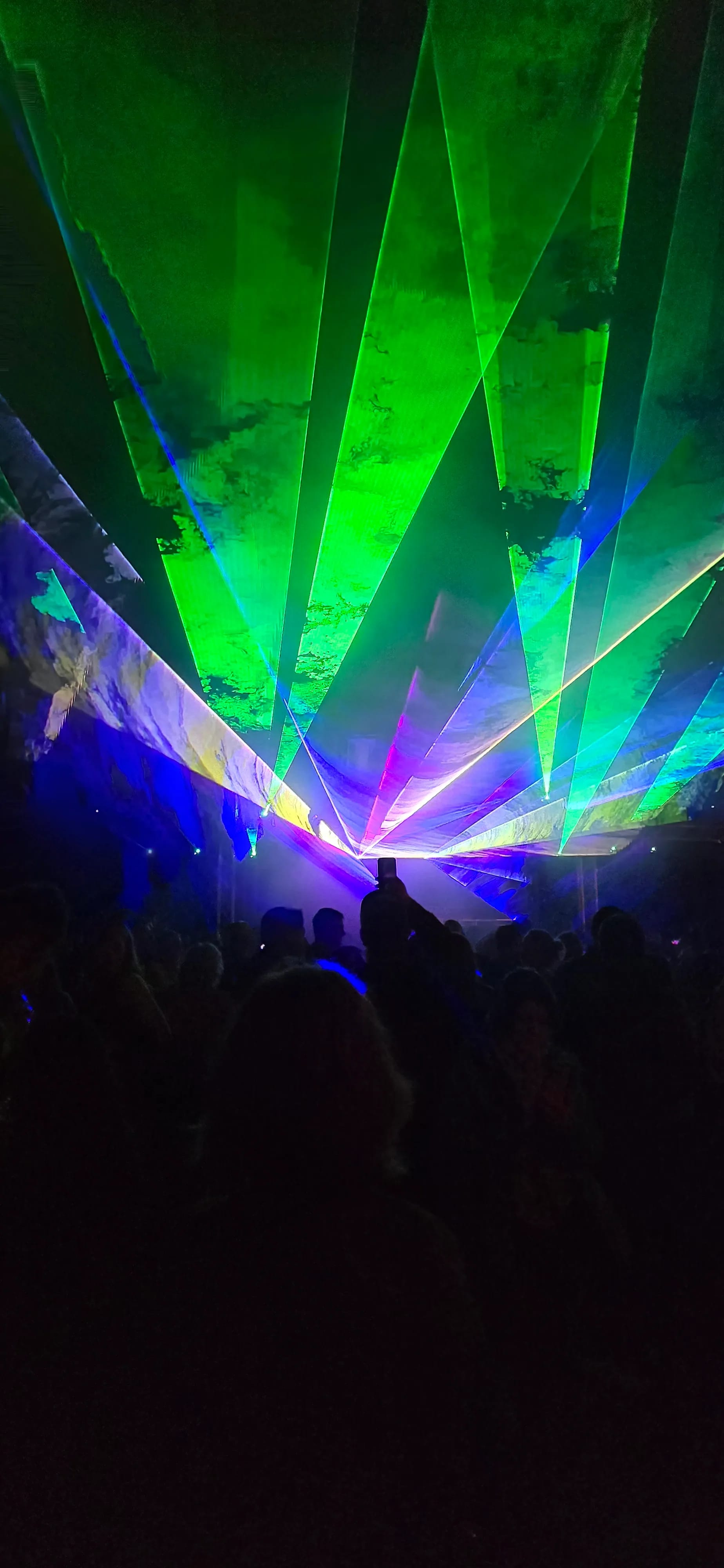 RGB-Laser-Strahlen im Open-Air Festival-Setup bei Nacht