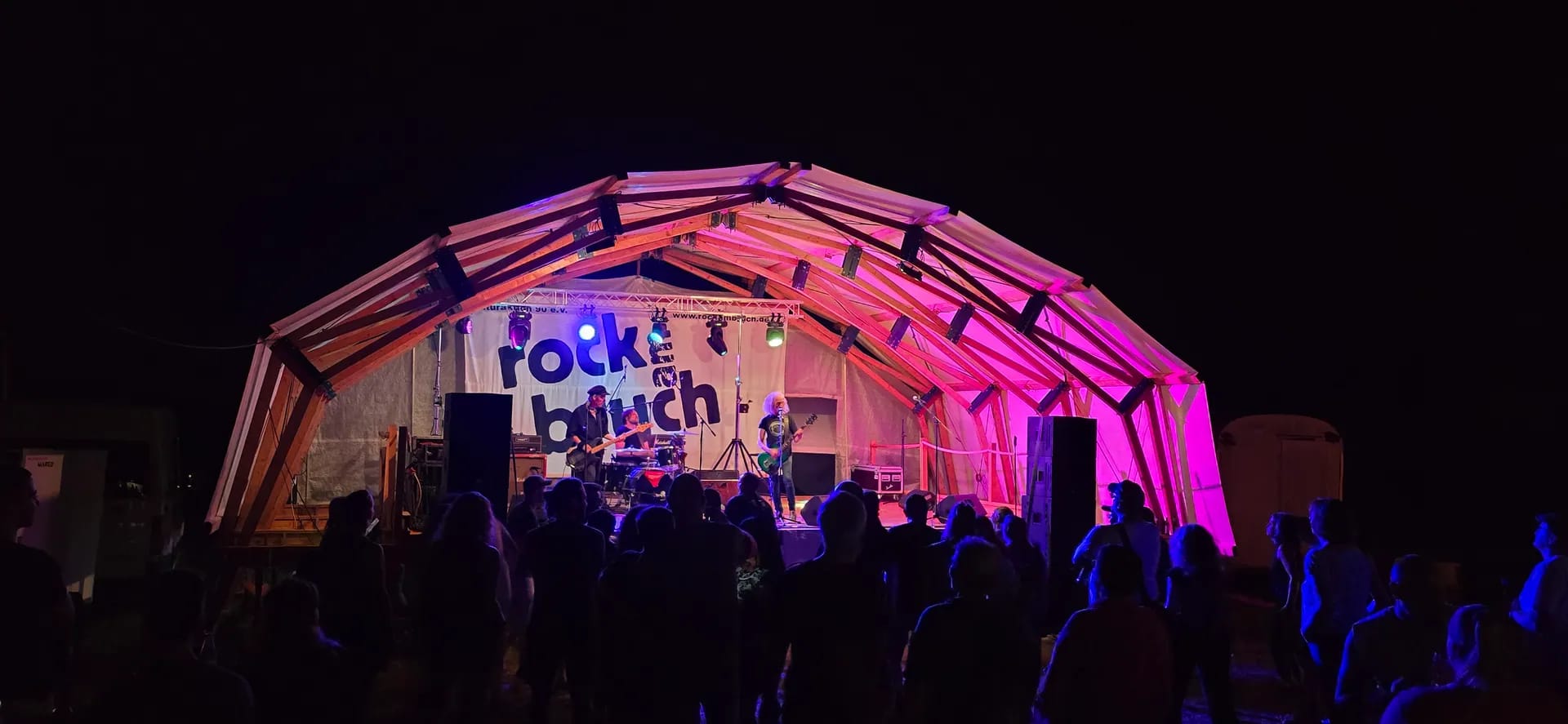 Open-Air Rockbühne mit Lichttechnik beim Rock am Bruch Festival