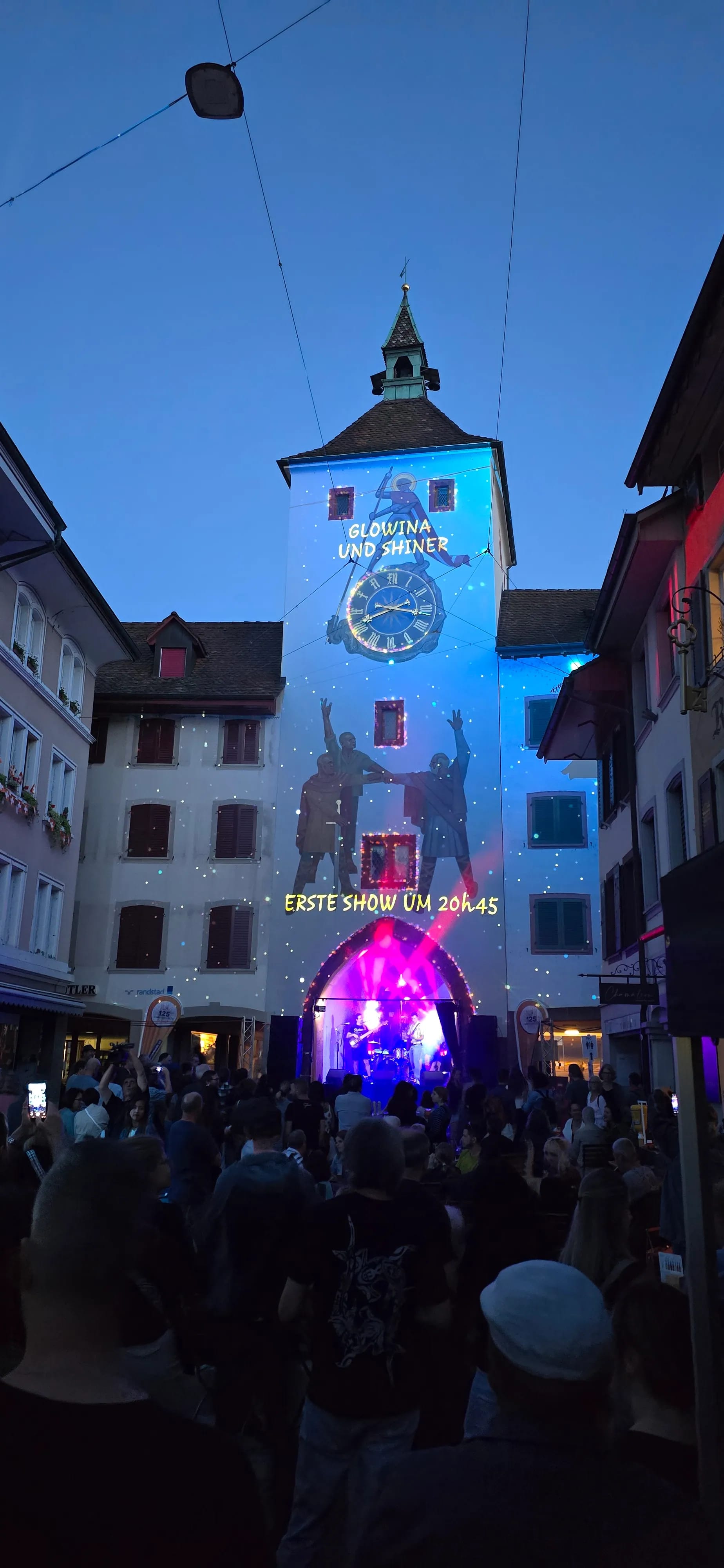 Videomapping-Projektion auf historischer Gebäudefassade beim Stadtfest